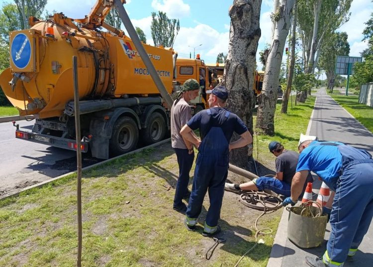 Для очистки ливнёвок в Луганске выделили дополнительную бригаду специалистов из Москвы