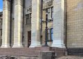 Красные заборы и вскрытый вековой монолит: Как сейчас выглядит сквер Матусовского в Луганске, восстанавливаемый Москвой