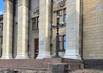 Красные заборы и вскрытый вековой монолит: Как сейчас выглядит сквер Матусовского в Луганске, восстанавливаемый Москвой
