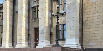 Красные заборы и вскрытый вековой монолит: Как сейчас выглядит сквер Матусовского в Луганске, восстанавливаемый Москвой