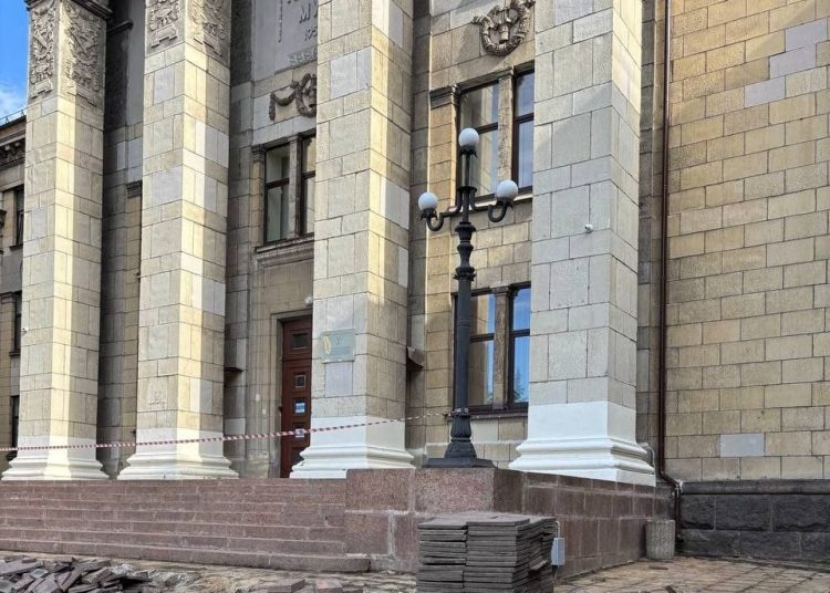 Красные заборы и вскрытый вековой монолит: Как сейчас выглядит сквер Матусовского в Луганске, восстанавливаемый Москвой Красные заборы и вскрытый вековой монолит: Как сейчас выглядит сквер Матусовского в Луганске, восстанавливаемый Москвой