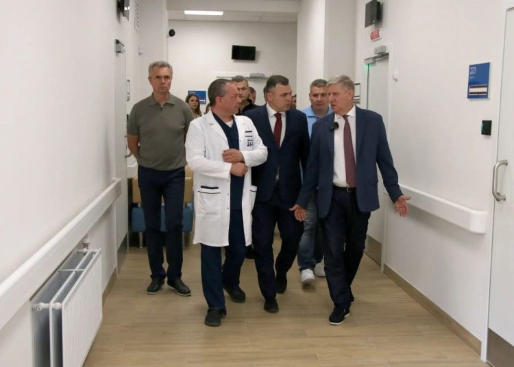 Власти ДНР проверили, как московские строители возвращают к жизни главную поликлинику Донецка