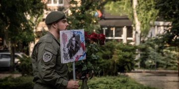 В Донецке прошёл бессмертный полк одного ветерана в честь 50-летия Захарченко