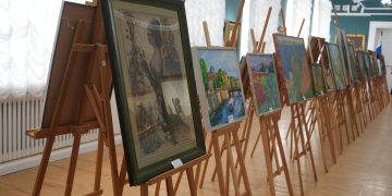 Картины из Петербурга для ДНР: Путин в самолете и летние виды Северной столицы