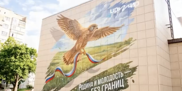 в Харцызске к Дню России открыли мурал с символом города на молодежном центре