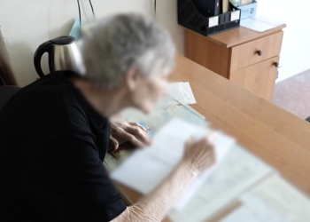 Спасшейся из Родинского с внуками пенсионерке оперативно сделали российские документы