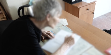 Спасшейся из Родинского с внуками пенсионерке оперативно сделали российские документы