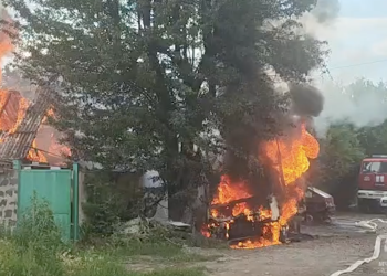 В Енакиево спасатели отстояли у пламени жилой дом