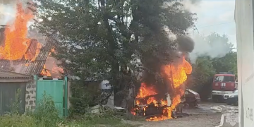 В Енакиево спасатели отстояли у пламени жилой дом