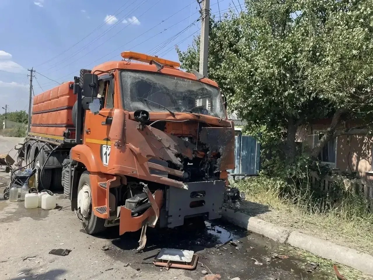 Поврежденная спецтехника и остекление здания после атаки БПЛА в Первомайске ЛНР