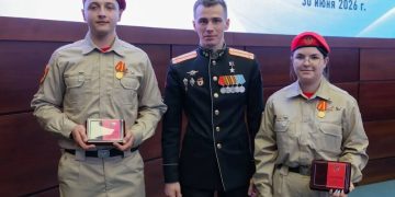 В Москве наградили молодых героев из ДНР за спасение женщины при атаке дрона