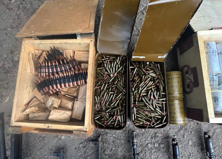 На окраине Донецка обнаружен крупный тайник с оружием На окраине Донецка обнаружен крупный тайник с оружием