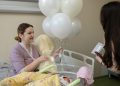 В ДНР поздравили цветами и подарками мам, выписывающихся из роддома