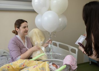 В ДНР поздравили цветами и подарками мам, выписывающихся из роддома