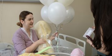 В ДНР поздравили цветами и подарками мам, выписывающихся из роддома