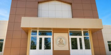 После масштабной реконструкции открылся центр культуры в Новоазовске: новые технологии и автобус для творчества