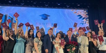 Свыше 400 новых врачей пополнили ряды медиков Донбасса: в Донецком медуниверситете вручили дипломы ординаторам