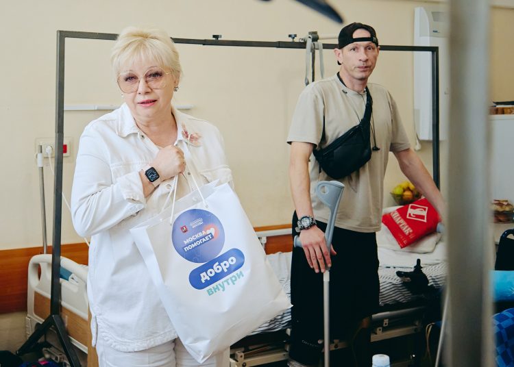 Московские волонтеры доставили в госпиталь подарки бойцам СВО Московские волонтеры доставили в госпиталь подарки бойцам СВО