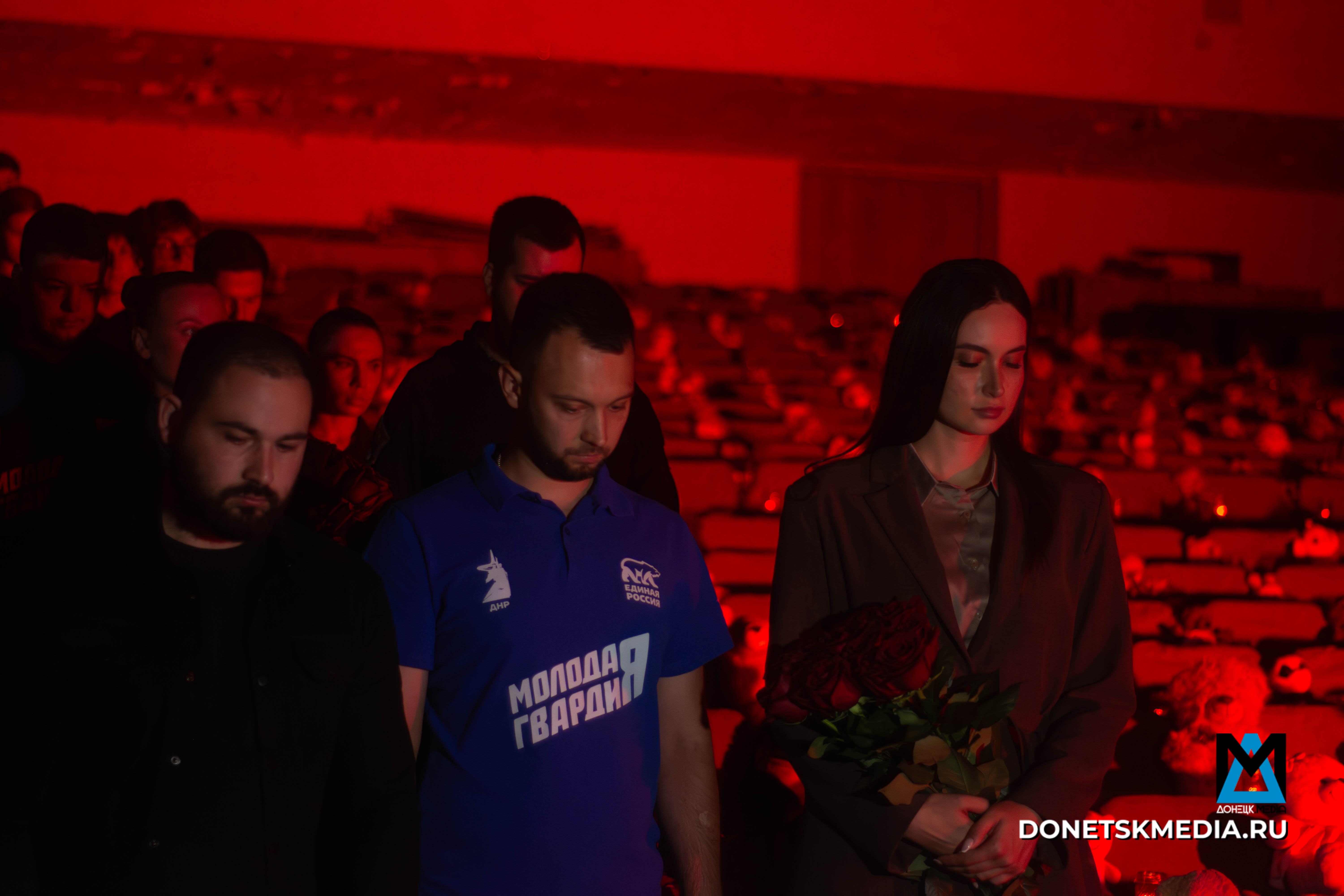 Дети в Горловке создают бумажных ангелов в память о погибших