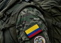 Родственники колумбийцев из ВСУ вышли на протест и сожгли украинский флаг