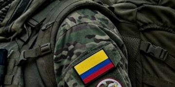 Родственники колумбийцев из ВСУ вышли на протест и сожгли украинский флаг
