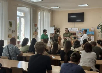 Москва помогает учиться: студентам Старобельского колледжа передали ноутбуки для продолжения занятий