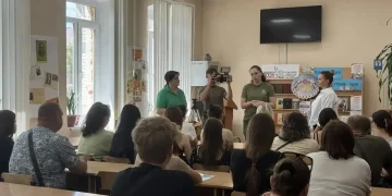 Москва помогает учиться: студентам Старобельского колледжа передали ноутбуки для продолжения занятий