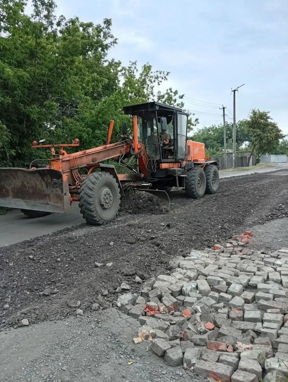 Аллея памяти в Ждановке, первый ремонт 52-летней школы в Мариуполе и дополнительные автобусы для Донецка. Дайджест за 2 июля