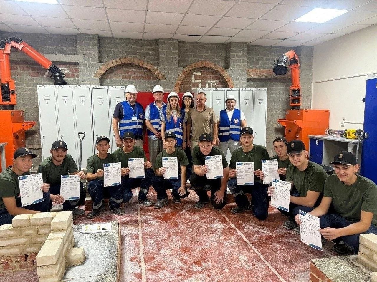 Аллея памяти в Ждановке, первый ремонт 52-летней школы в Мариуполе и дополнительные автобусы для Донецка. Дайджест за 2 июля