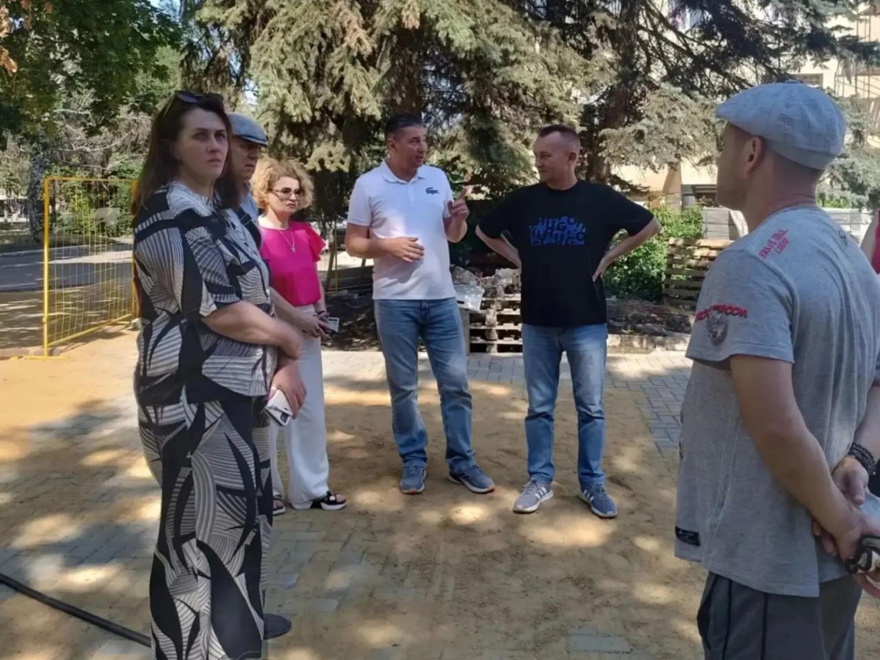 Аллея памяти в Ждановке, первый ремонт 52-летней школы в Мариуполе и дополнительные автобусы для Донецка. Дайджест за 2 июля