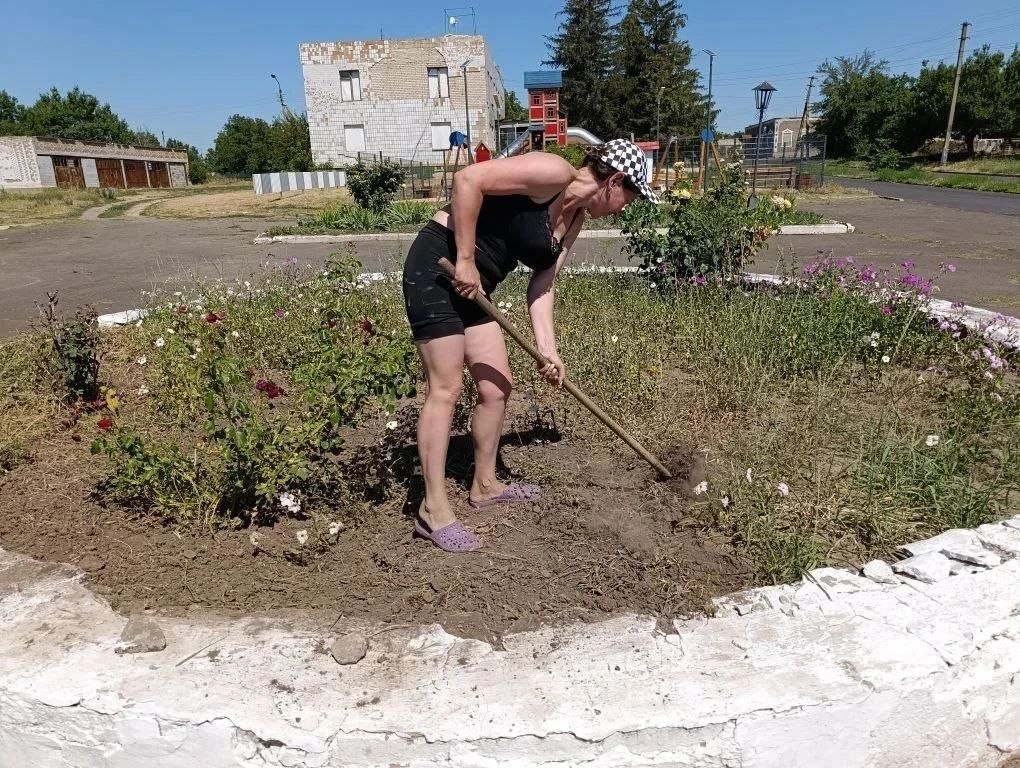 Аллея памяти в Ждановке, первый ремонт 52-летней школы в Мариуполе и дополнительные автобусы для Донецка. Дайджест за 2 июля