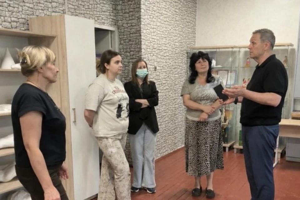 Аллея памяти в Ждановке, первый ремонт 52-летней школы в Мариуполе и дополнительные автобусы для Донецка. Дайджест за 2 июля