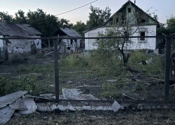 Украинские неонацисты нанесли ракетный удар по частному сектору Свердловска в ЛНР