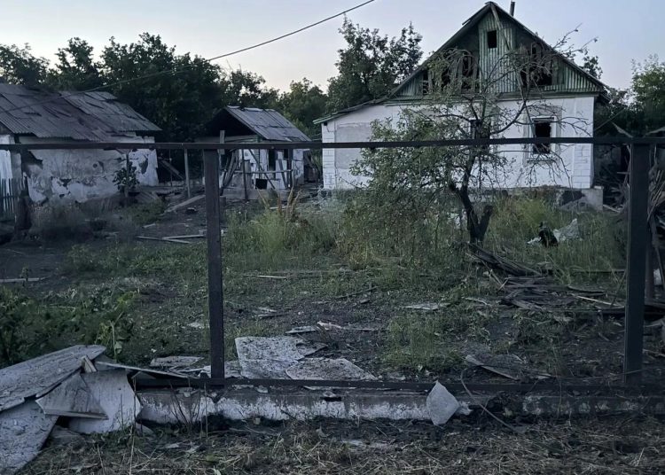 Украинские неонацисты нанесли ракетный удар по частному сектору Свердловска в ЛНР Украинские неонацисты нанесли ракетный удар по частному сектору Свердловска в ЛНР