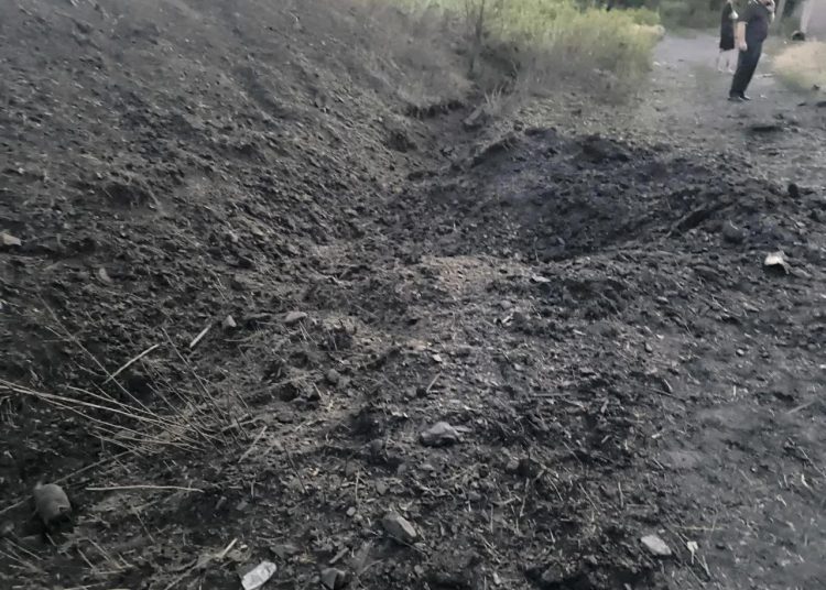 Украинские неонацисты нанесли ракетный удар по частному сектору Свердловска в ЛНР