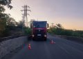 В Енакиево многотонный грузовик снес подростка, перебегавшего дорогу