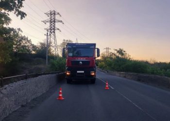 В Енакиево многотонный грузовик снес подростка, перебегавшего дорогу