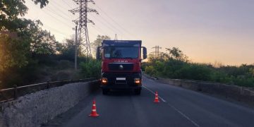 В Енакиево многотонный грузовик снес подростка, перебегавшего дорогу