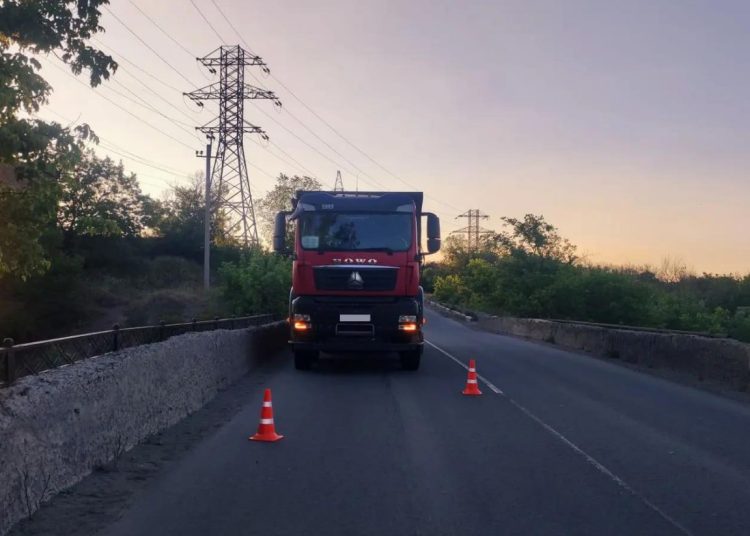 В Енакиево многотонный грузовик снес подростка, перебегавшего дорогу
