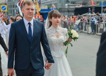 Три влюбленные пары из ЛНР сыграли свадьбу на фестивале в Москве Три влюбленные пары из ЛНР сыграли свадьбу на фестивале в Москве