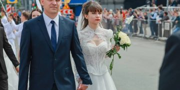 Три влюбленные пары из ЛНР сыграли свадьбу на фестивале в Москве Три влюбленные пары из ЛНР сыграли свадьбу на фестивале в Москве