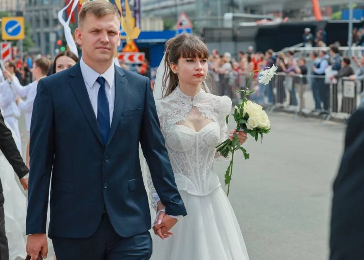 Три влюбленные пары из ЛНР сыграли свадьбу на фестивале в Москве Три влюбленные пары из ЛНР сыграли свадьбу на фестивале в Москве