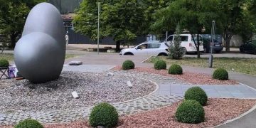 В сквере Молодожёнов в Луганске обустроили декоративную клумбу с вечнозелёными кустарниками