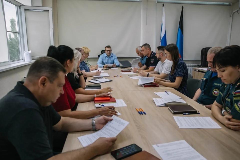«Донбасс Опера» готовится к 95-му сезону, в Ясиноватой прошел крестный ход для молодежи, а в Мариуполе делают новую схему размещения киосков. Дайджест за 13 июля