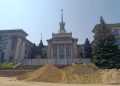 Специалисты шеф-региона выполнили больше половины запланированных работ в сквере на Красной площади Луганска