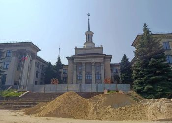 Специалисты шеф-региона выполнили больше половины запланированных работ в сквере на Красной площади Луганска Специалисты шеф-региона выполнили больше половины запланированных работ в сквере на Красной площади Луганска