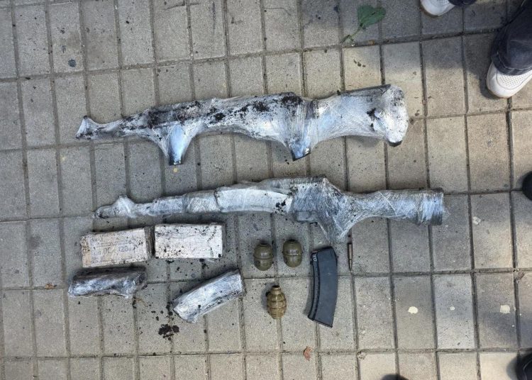 У жительницы Донецка в огороде нашли автоматы, гранаты и сотни патронов