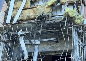 В центре Горловки из-за атак БПЛА повреждён многоквартирный дом и пострадали мирные жители – фото