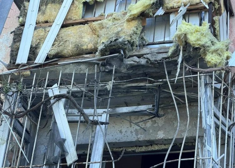 В центре Горловки из-за атак БПЛА повреждён многоквартирный дом и пострадали мирные жители – фото
