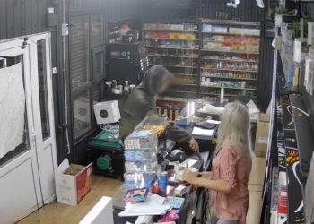 Мужчина с ножом ограбил магазин в Мариуполе